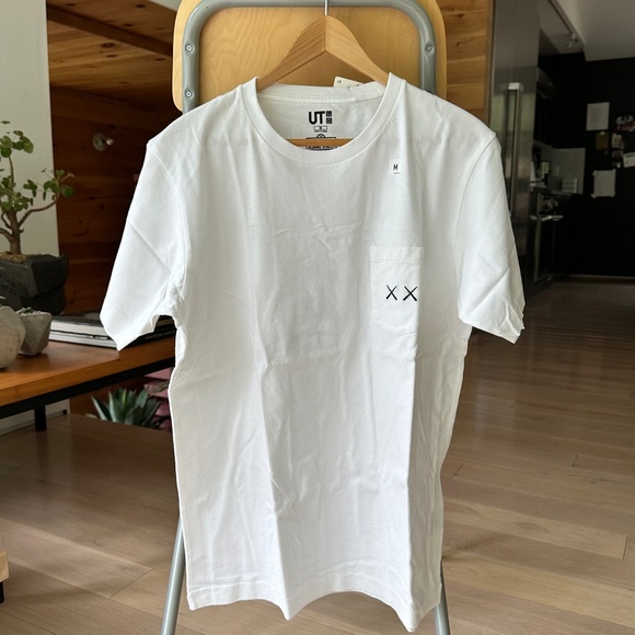 [NEW] KAWS x Uniqlo white tee - Picture 1 of 7